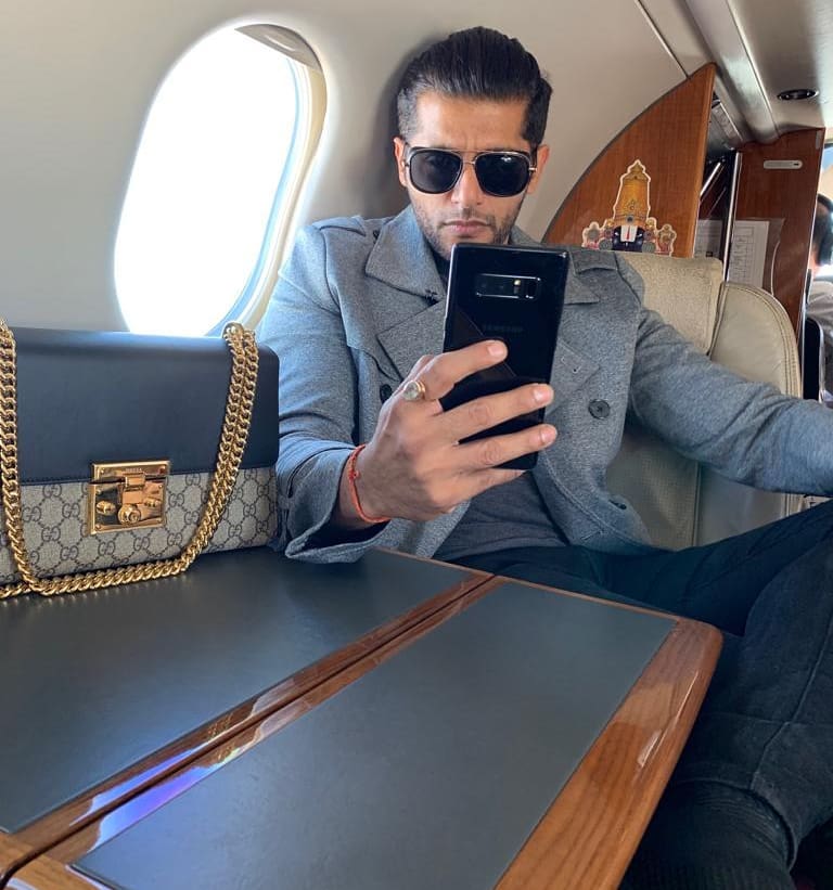 karanvir bohra taking selfie inside plane