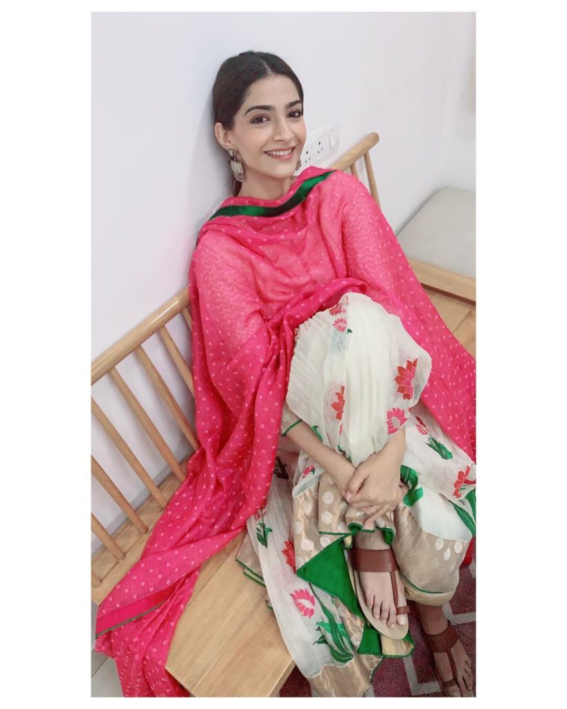 bold and beautiful simple smiling sonam kapoor bollywood actress