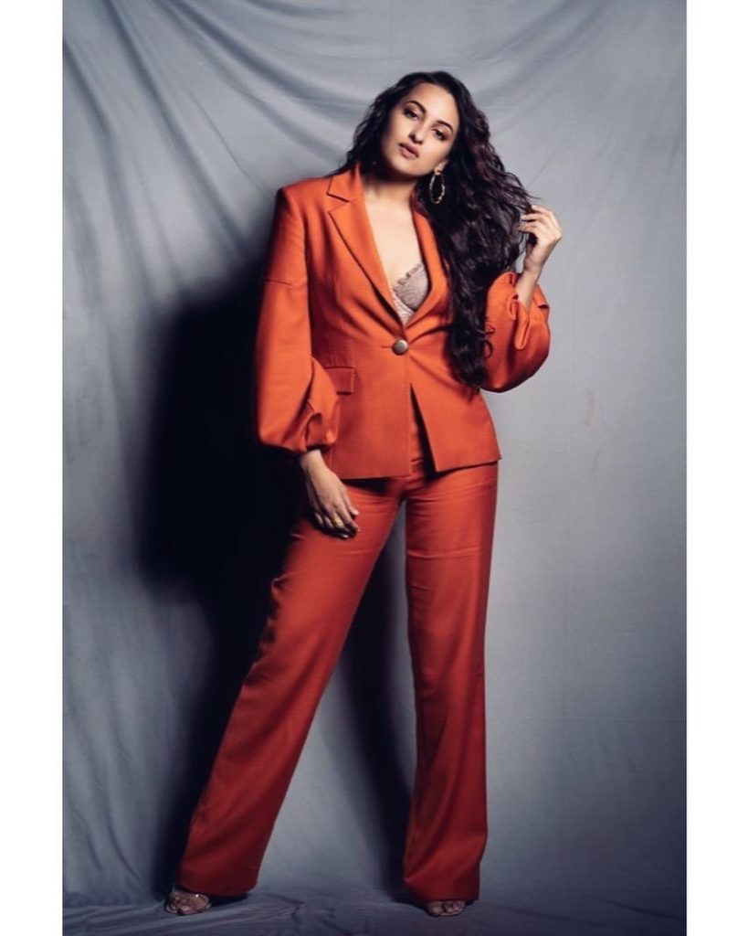 hot  sonakshi sinha bollywood actress in orange format suit with revealing bra