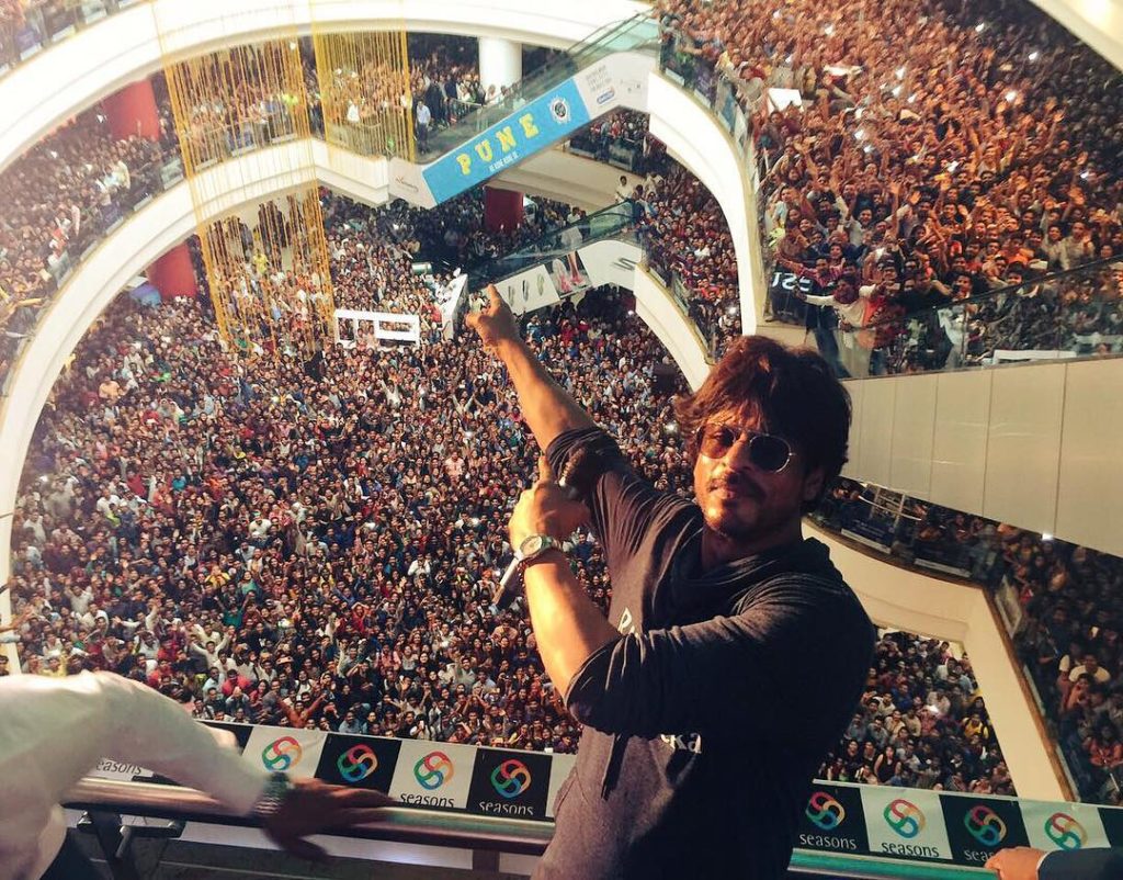 Shah Rukh Khan greeting the Pune Symbiosis Students during promotion of Raees