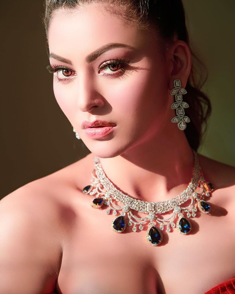 Hot actress urvashi rautela with a beautifull necklace