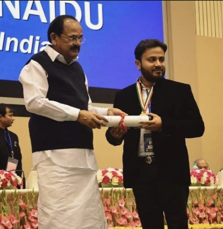 Sir Dr Chandan Agarwal receiving ‘Champions of Change Award 2018 by Vice President of India Venkaiah Naidu